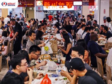 các cửa hàng fast food đông khách, tấp nập ra vào
