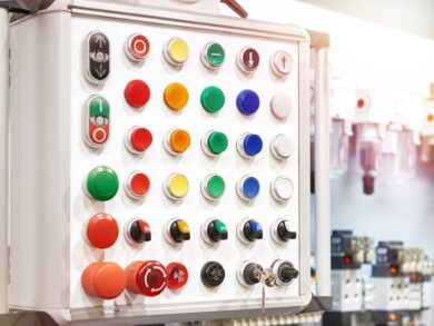 Bảng điều khiển tích hợp nút nhấn công nghiệp.